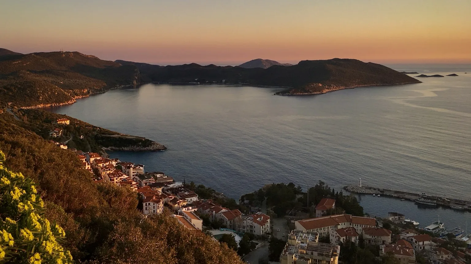 Limanağzı — spokojna zatoka widoczna z Kaş o zachodzie słońca